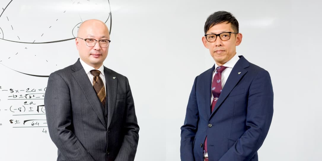 代表取締役社長 宮城 力 と 常務取締役マニュファクチャリング事業本部長 野地 恭雄