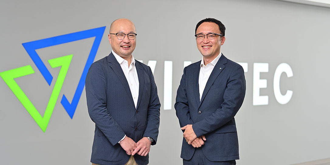 代表取締役社長執行役員 宮城 力 と 海外事業部長 兼 WILLTEC VIETNAM Co., Ltd. 社長 兼 WILLTEC MYANMAR Co., Ltd. 社長 村上 真司
