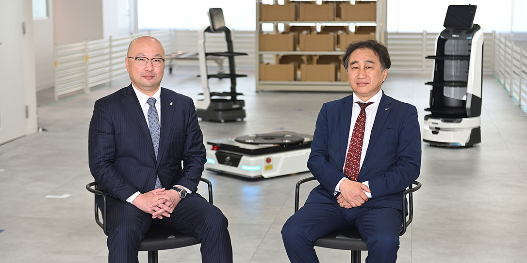 代表取締役社長執行役員 宮城 力 と 取締役 上席執行役員 カスタマーサービス事業本部長 西 隆弘