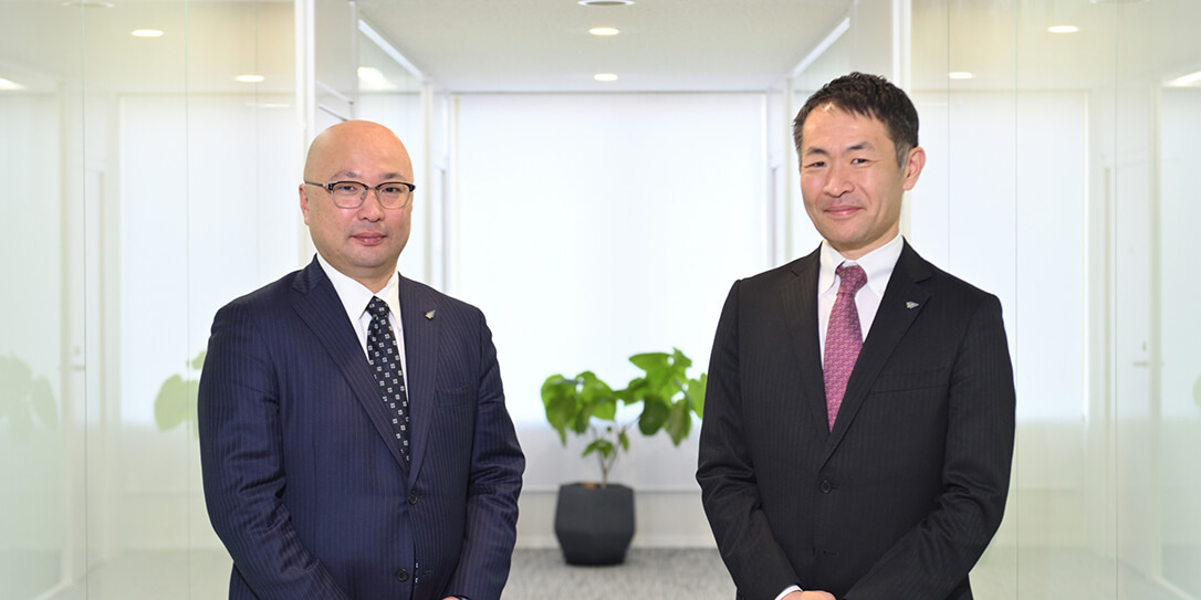 代表取締役社長執行役員 宮城 力 と 取締役上席執行役員 エンジニアリング事業本部長 石井 秀暁